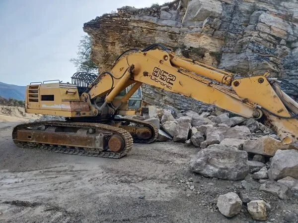 47522 liebherr diecast excavator display