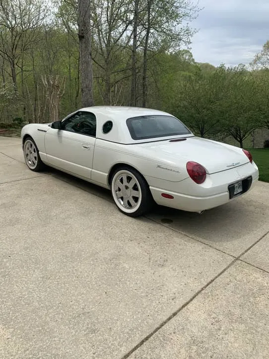 47525 2002 ford thunderbird diecast display