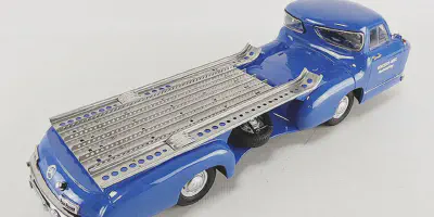 /img/47561-mercedes-renntransporter-diecast-display.webp