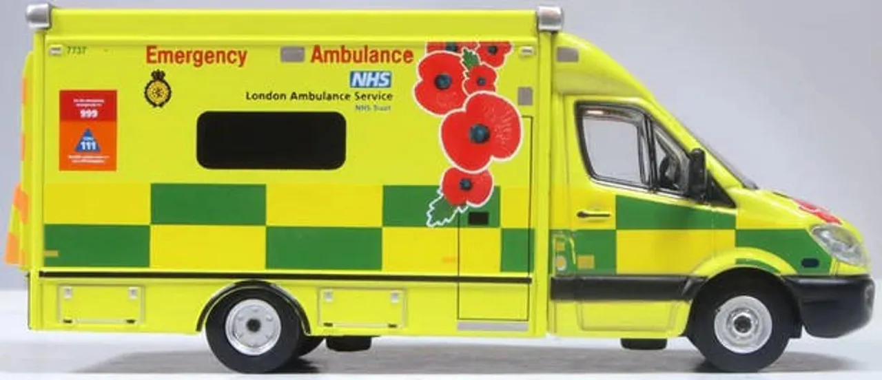 47594 oxford diecast early ambulance