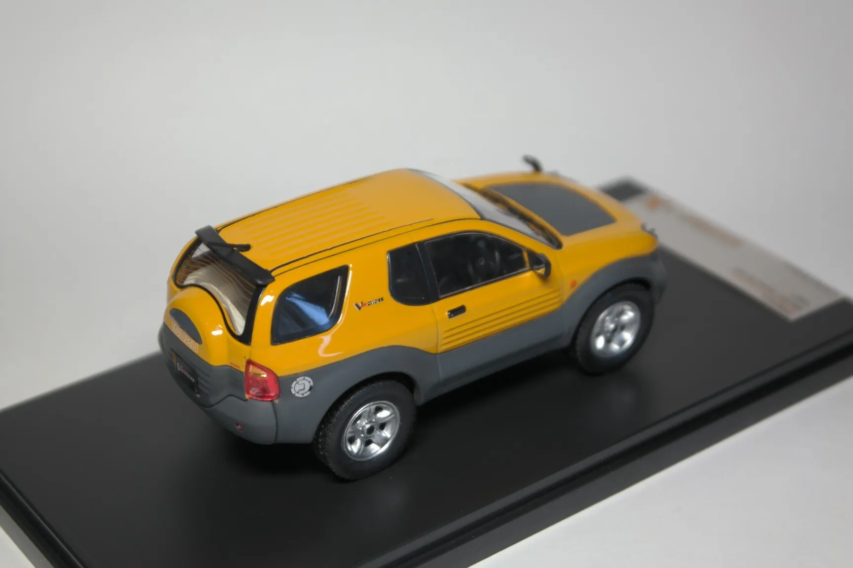 47687 isuzu vehicross diecast model 3