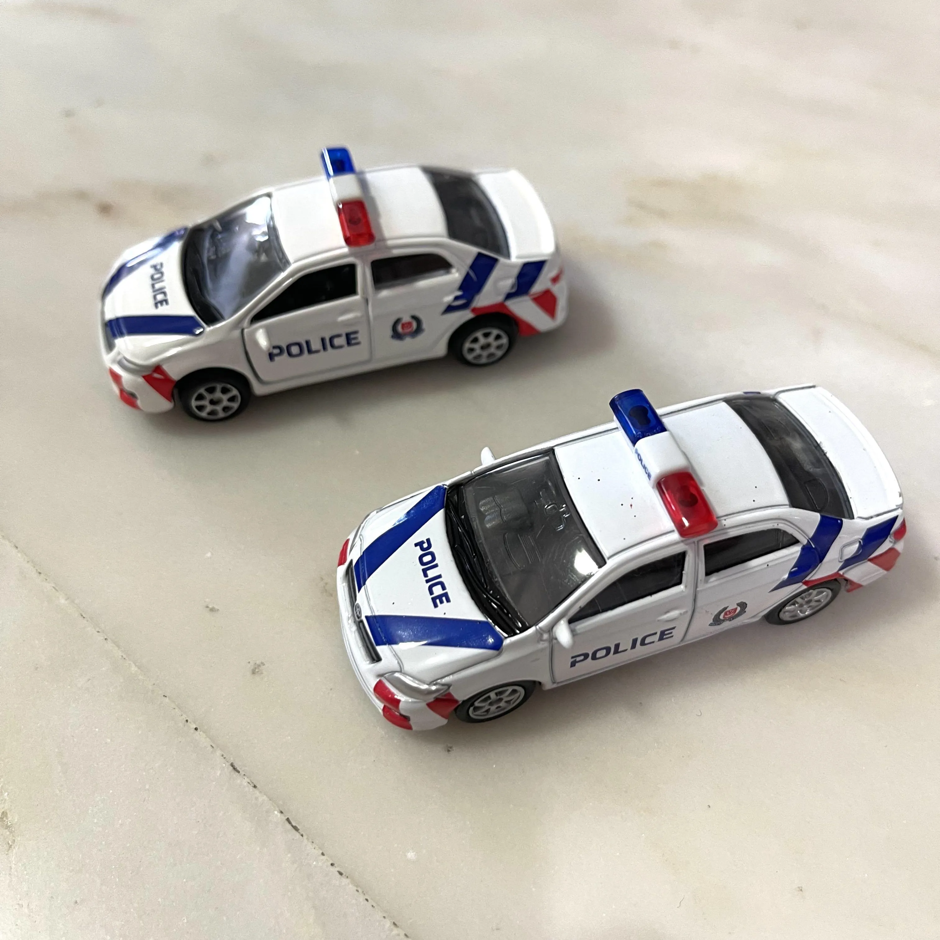 47699 welly police car packaging