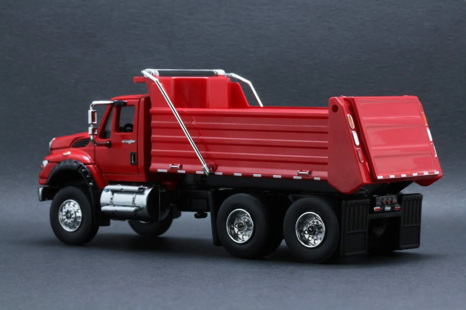 47706 diecast dump truck features